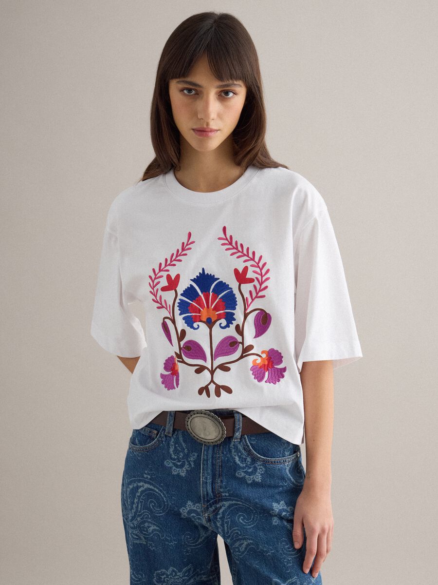 T-shirt in puro cotone bianca boxy fit con ricamo floreale_0