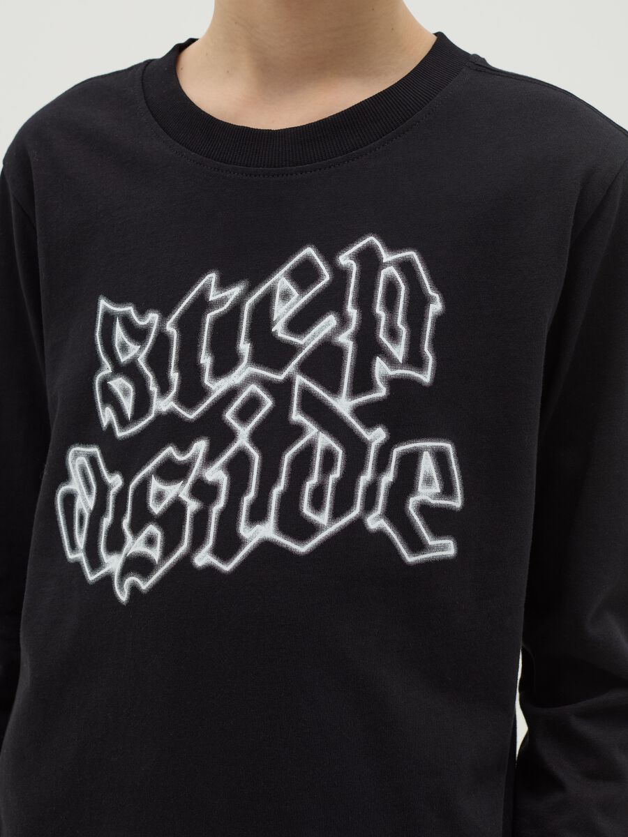 T-shirt with long sleeves and "Step Aside" print_2