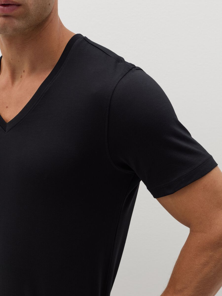 Two-pack undershirts with V neck_3
