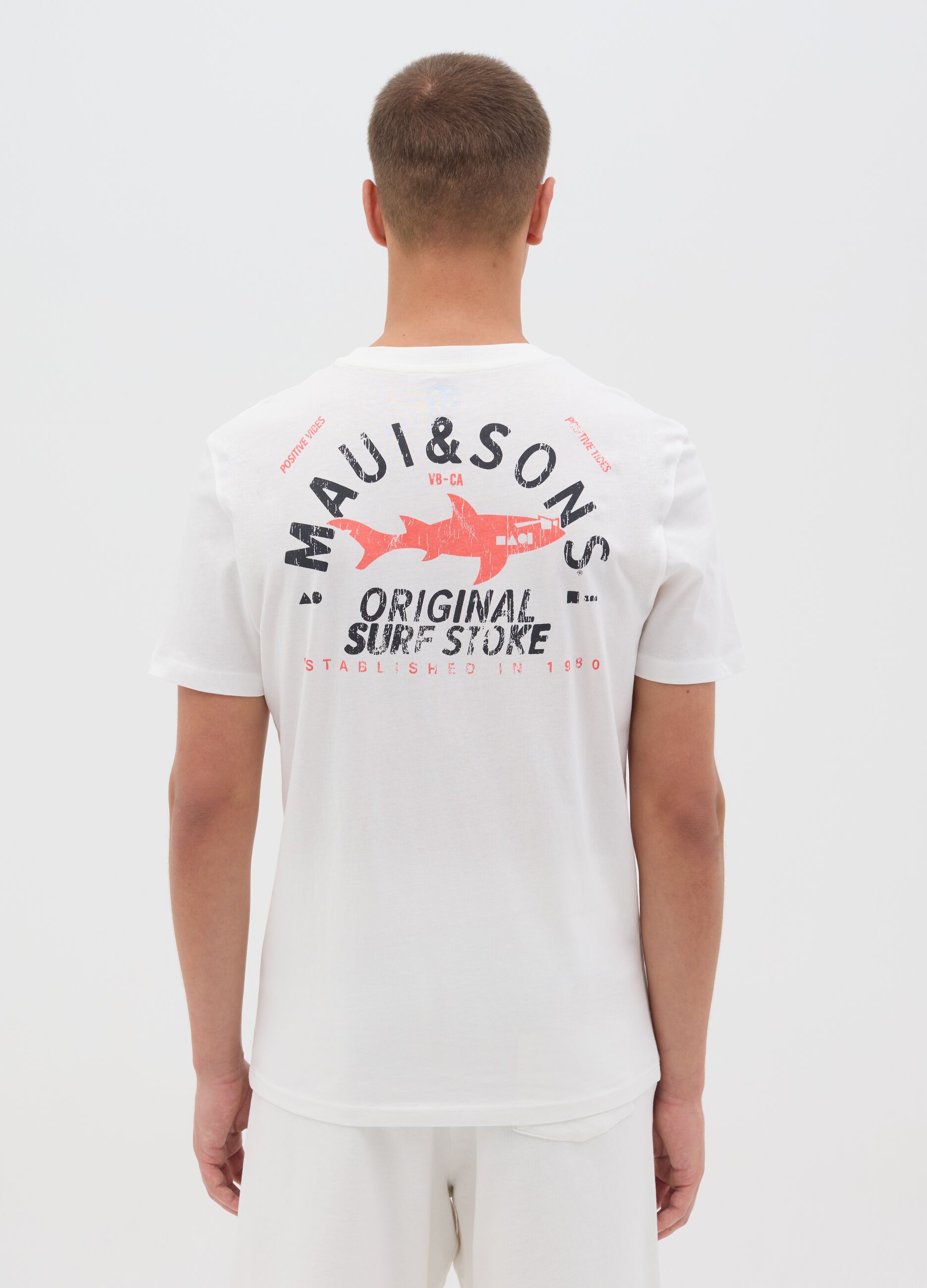 Maui & Sons white short-sleeved T-shirt
