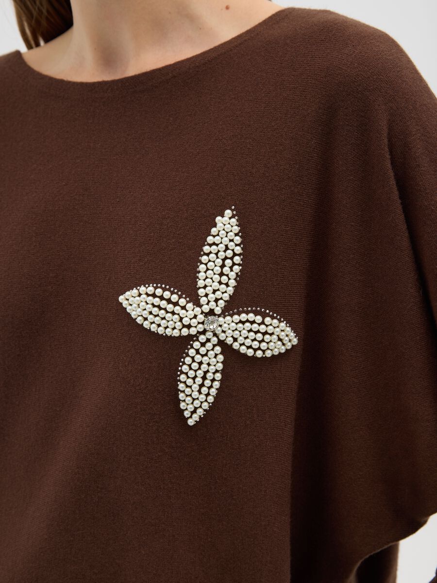 Maglia marrone regular fit con applicazioni_3