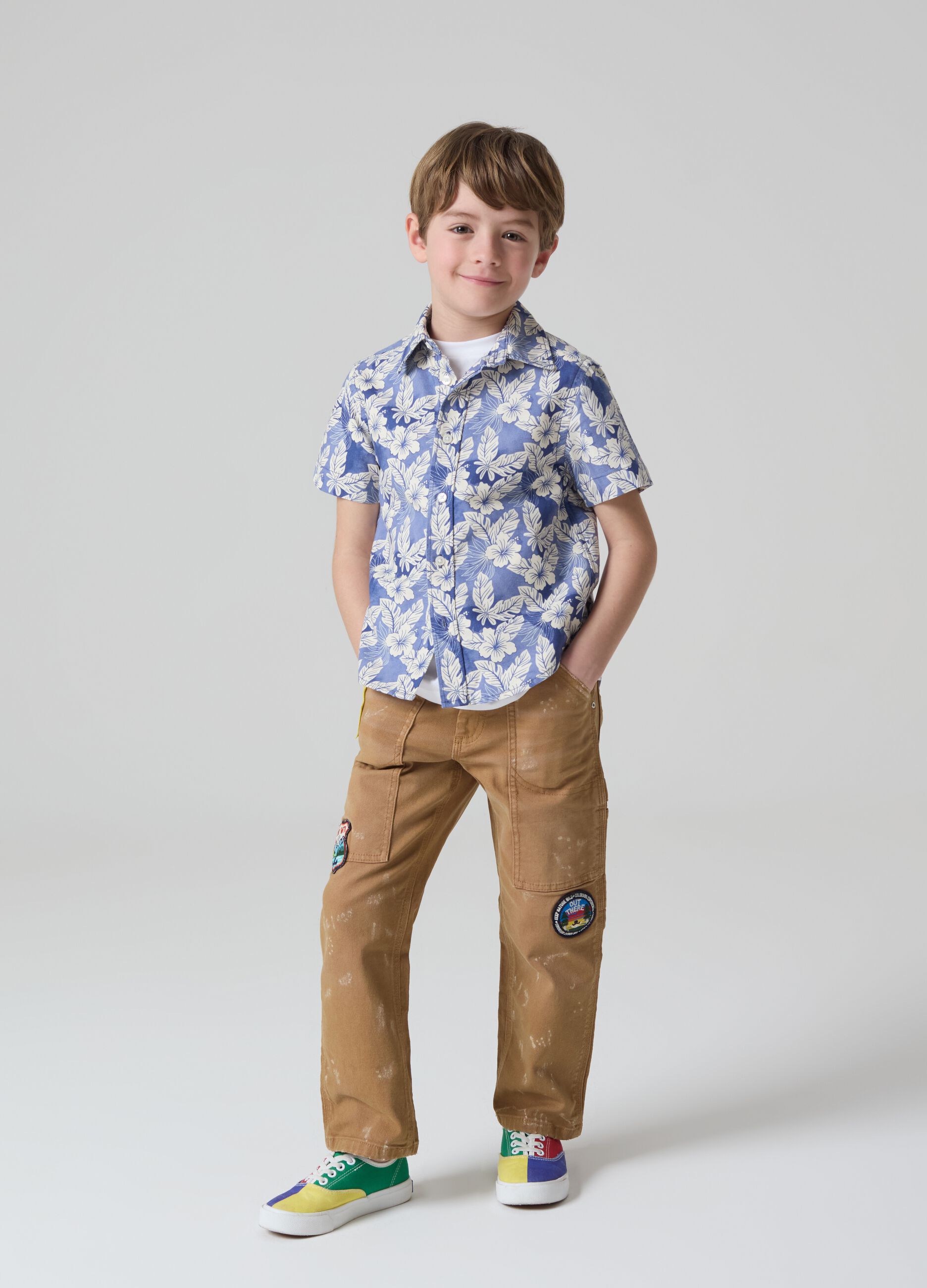 Short-sleeved shirt with Hawaiian print