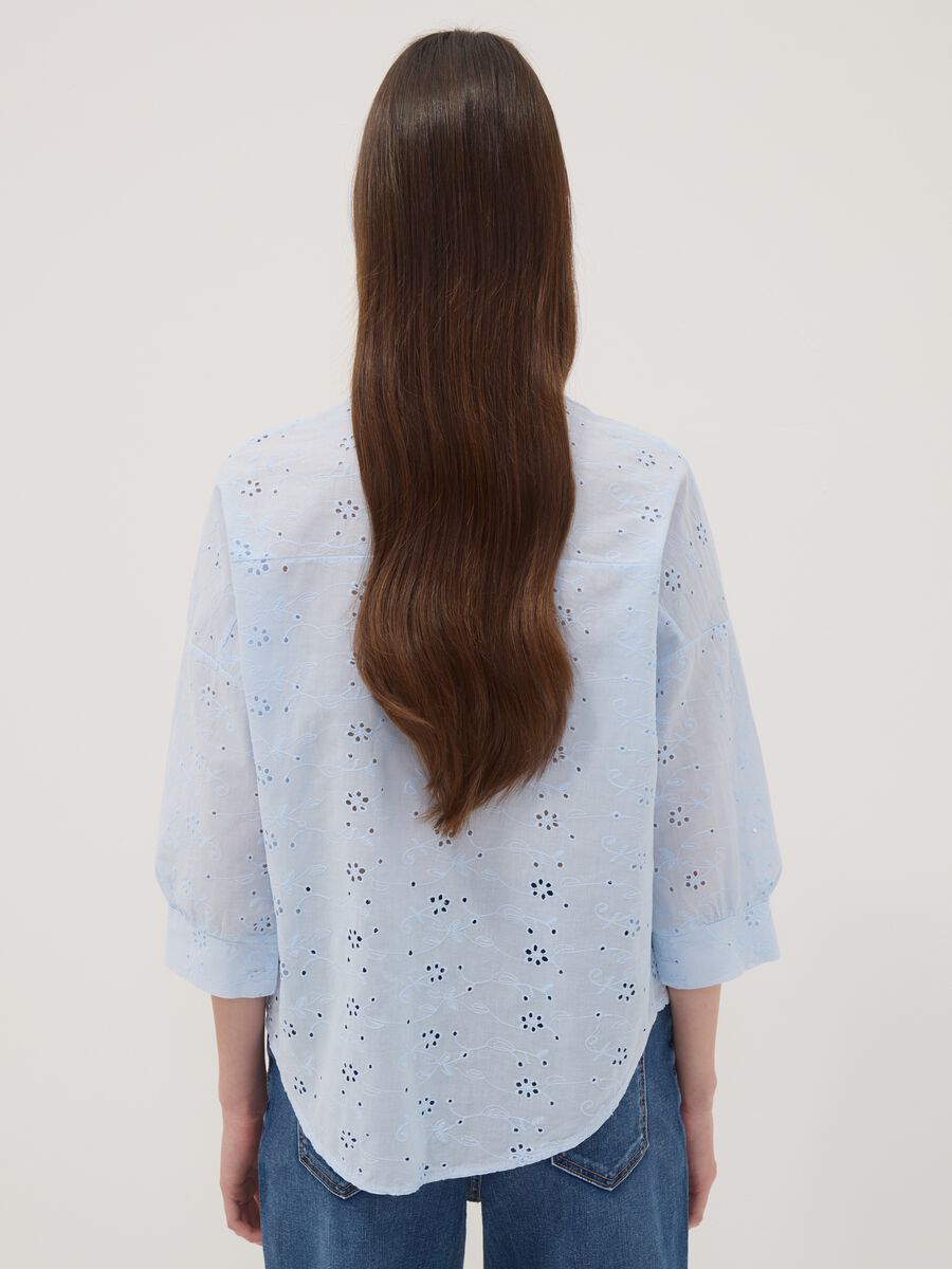 Camicia azzurra traforata in puro cotone con collo coreano regular fit_3