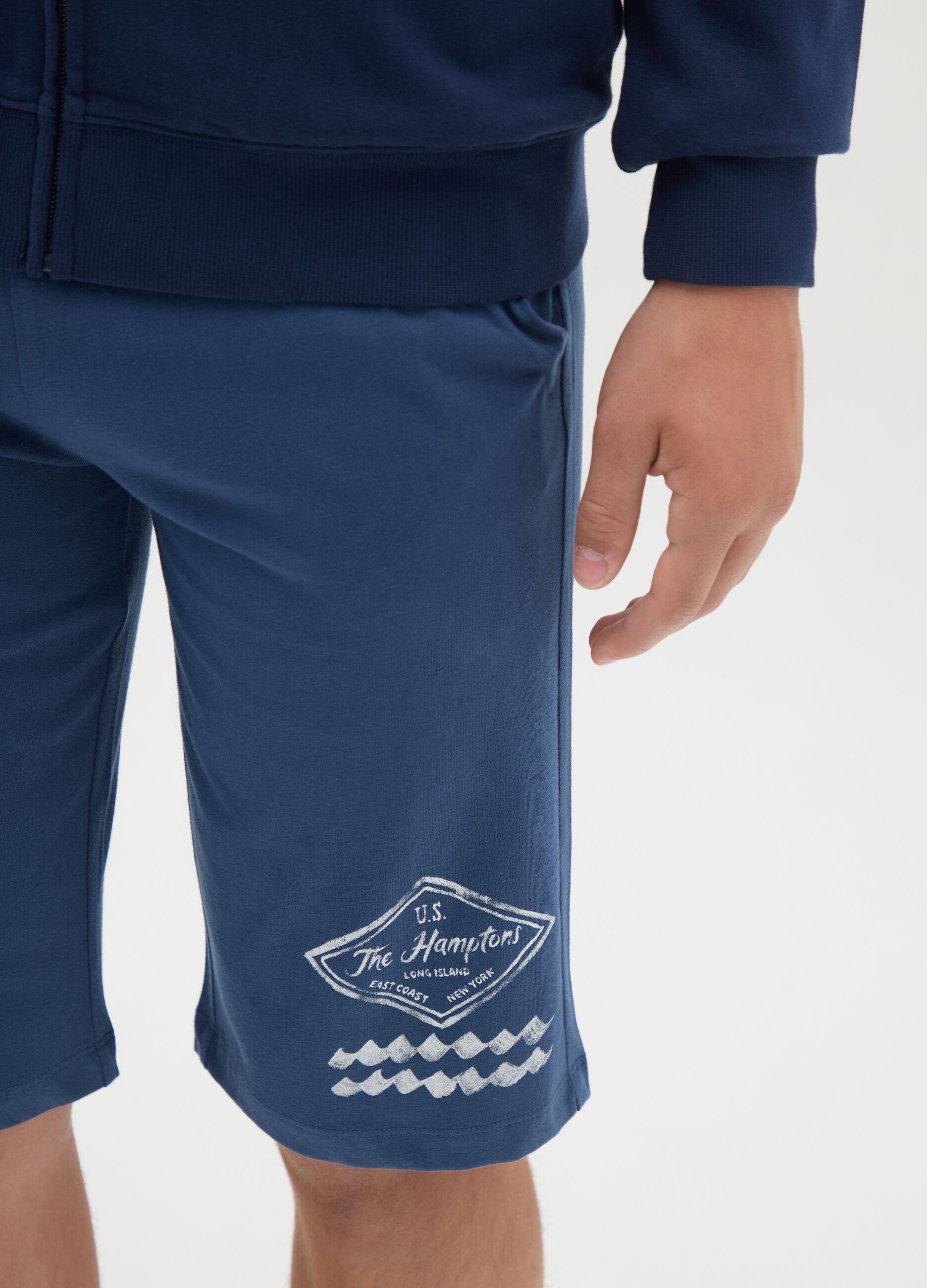 Blue cotton Bermuda shorts with drawstring and print