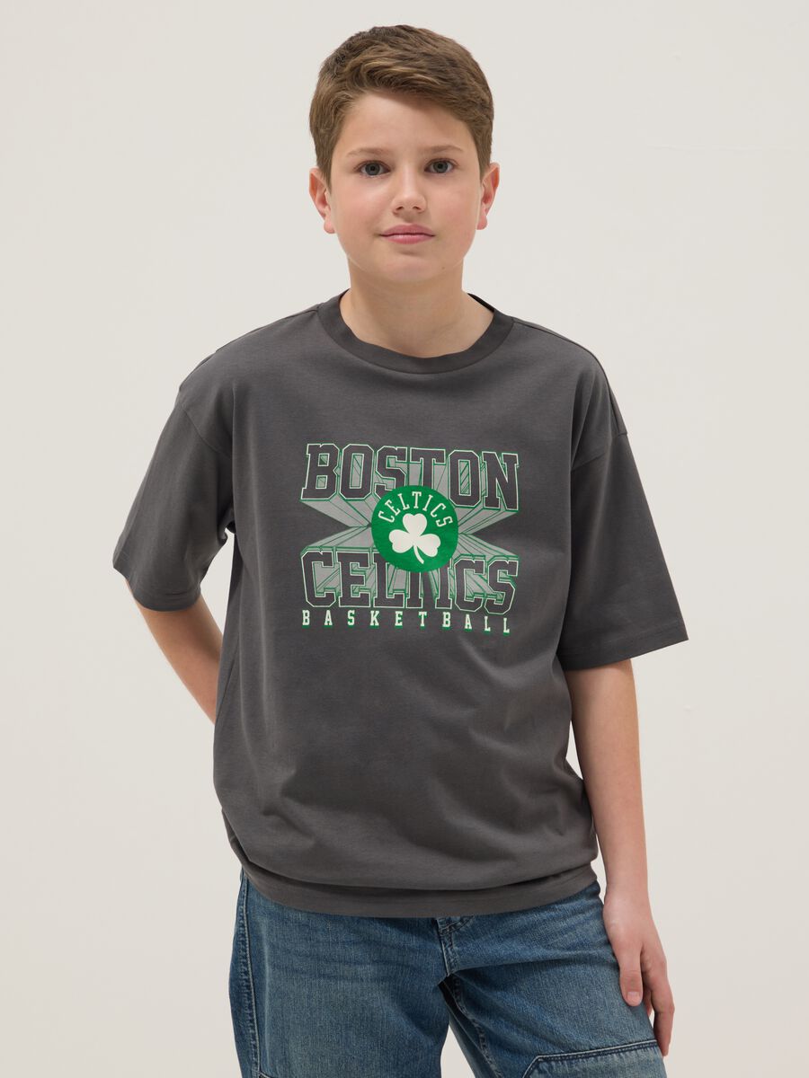 T-shirt in puro cotone grigia da bambino oversize fit Boston Celtics_0