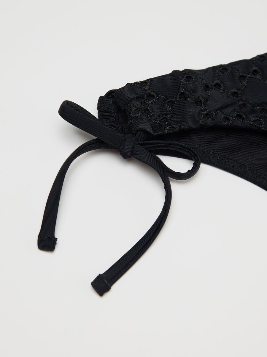 Women’s bikini briefs in black stretch fabric with floral embroidery_5