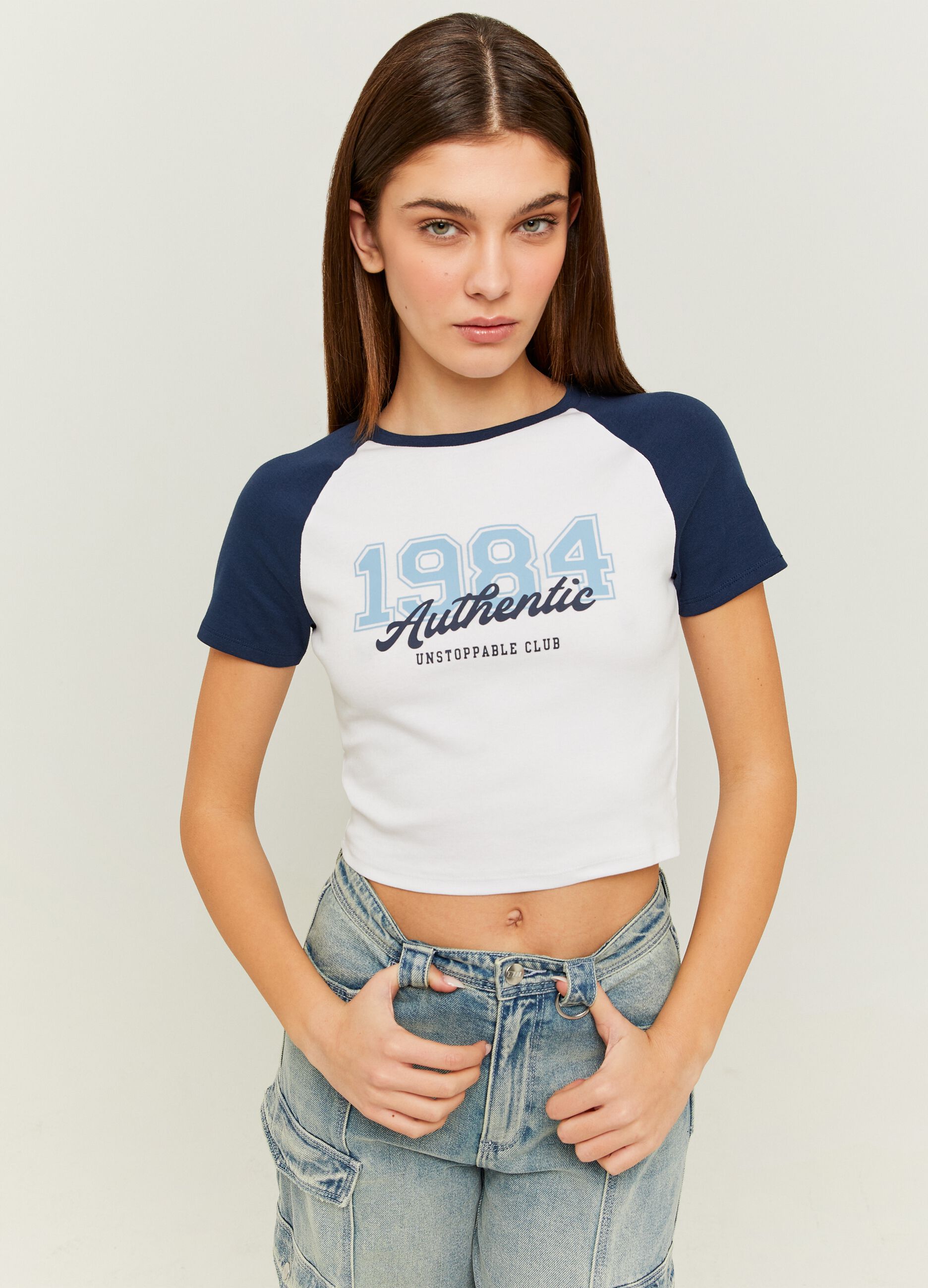 T-shirt crop con maniche raglan stampa college