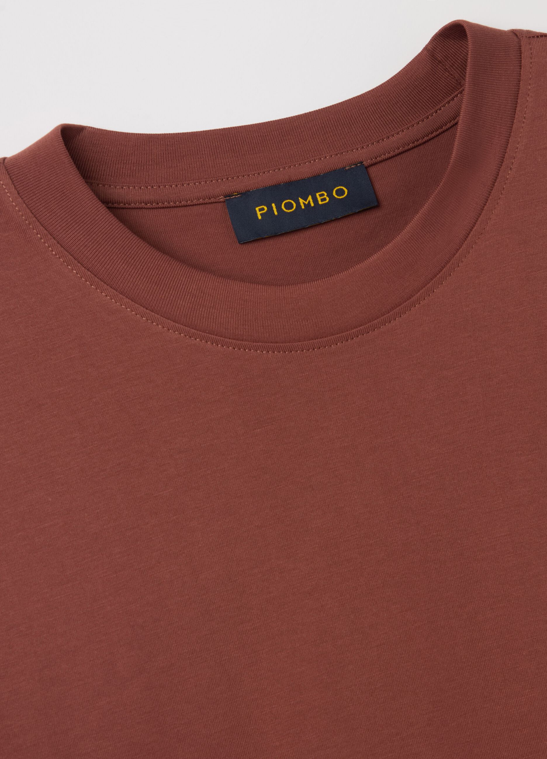 Plain cotton T-shirt with round neck.