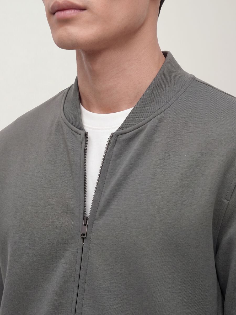 Felpa full zip grigia in piquet di tessuto elasticizzato con collo a costine_2