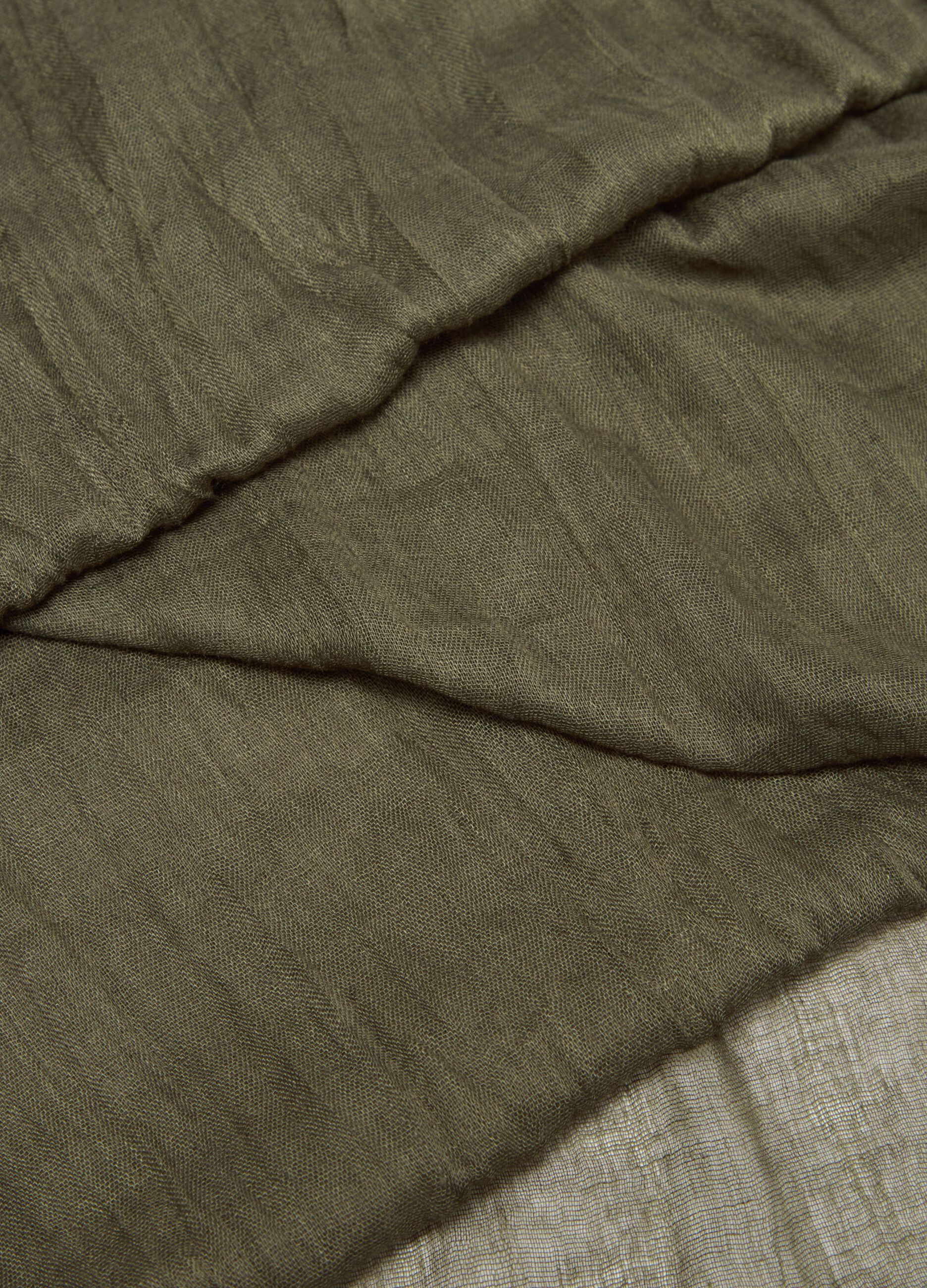 Solid colour crinkle-effect scarf