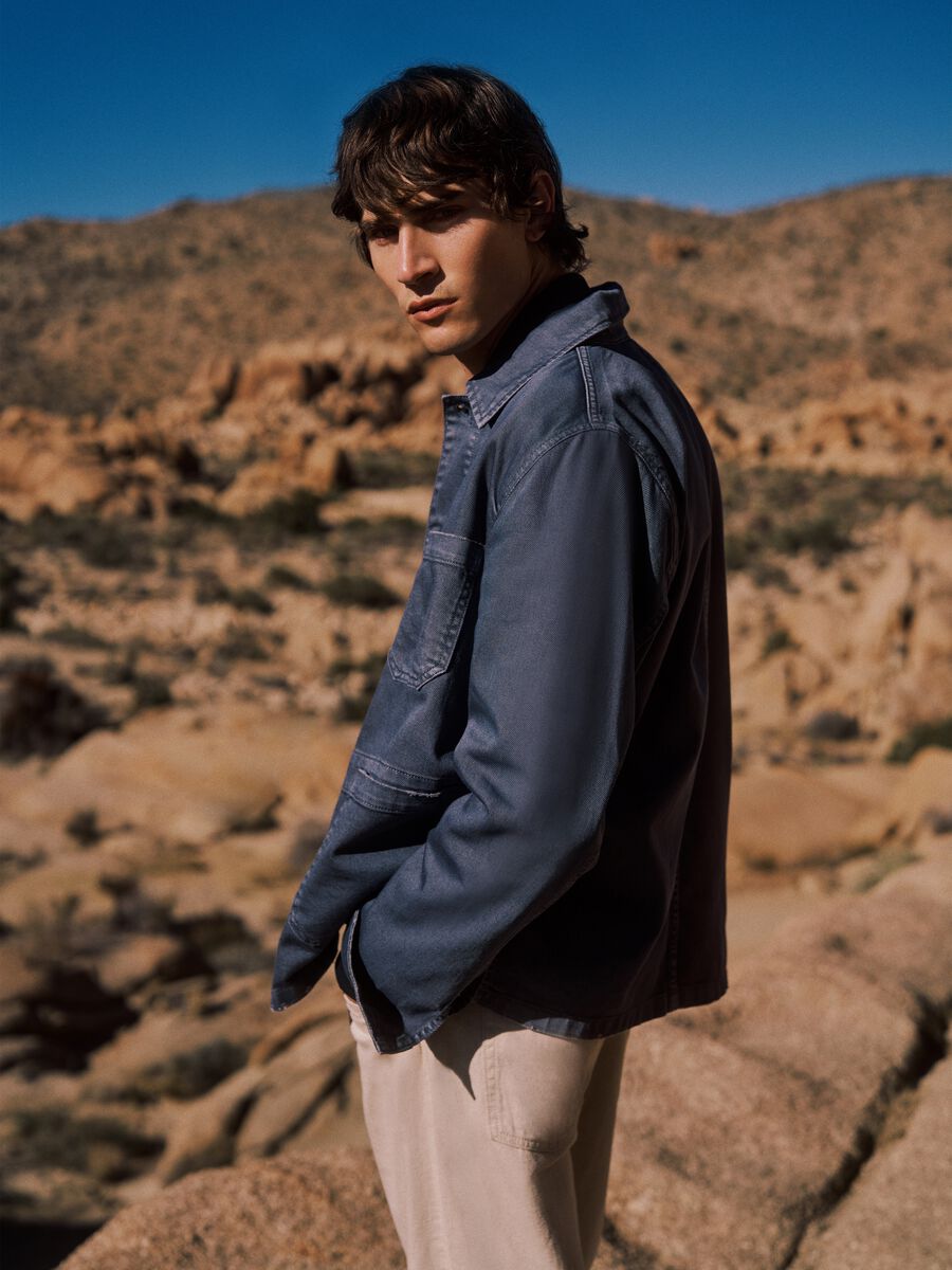 Giacca in cotone elasticizzato blu regular fit con colletto e bottoni_0