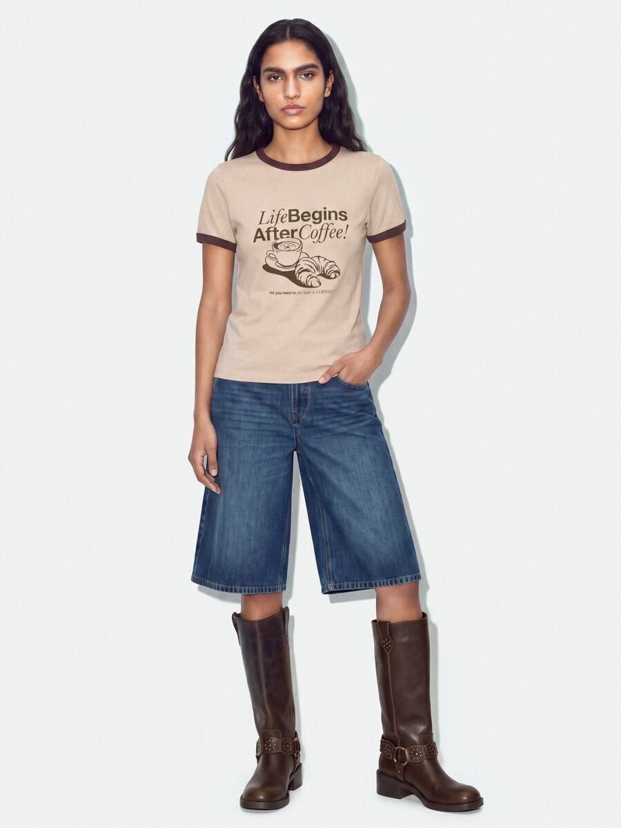 T-shirt rosa in cotone con stampa grafica frontale e bordi a contrasto_1