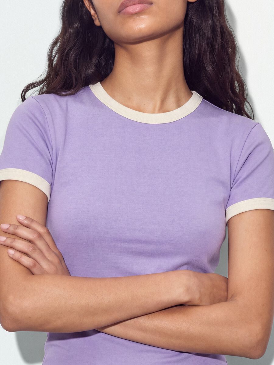 T-shirt viola in cotone elasticizzato con profili a contrasto fitted_3