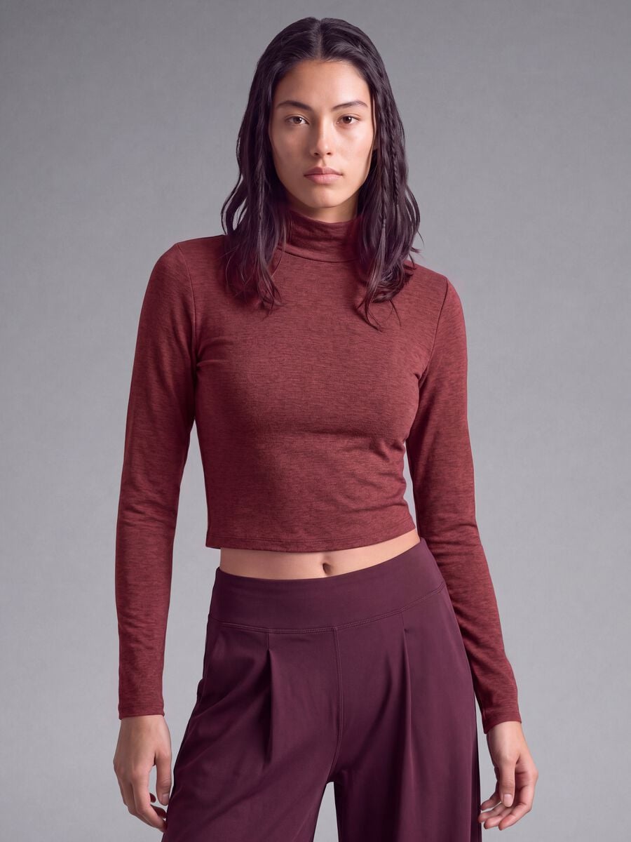 T-shirt rossa crop in tessuto elasticizzato con collo rialzato_0