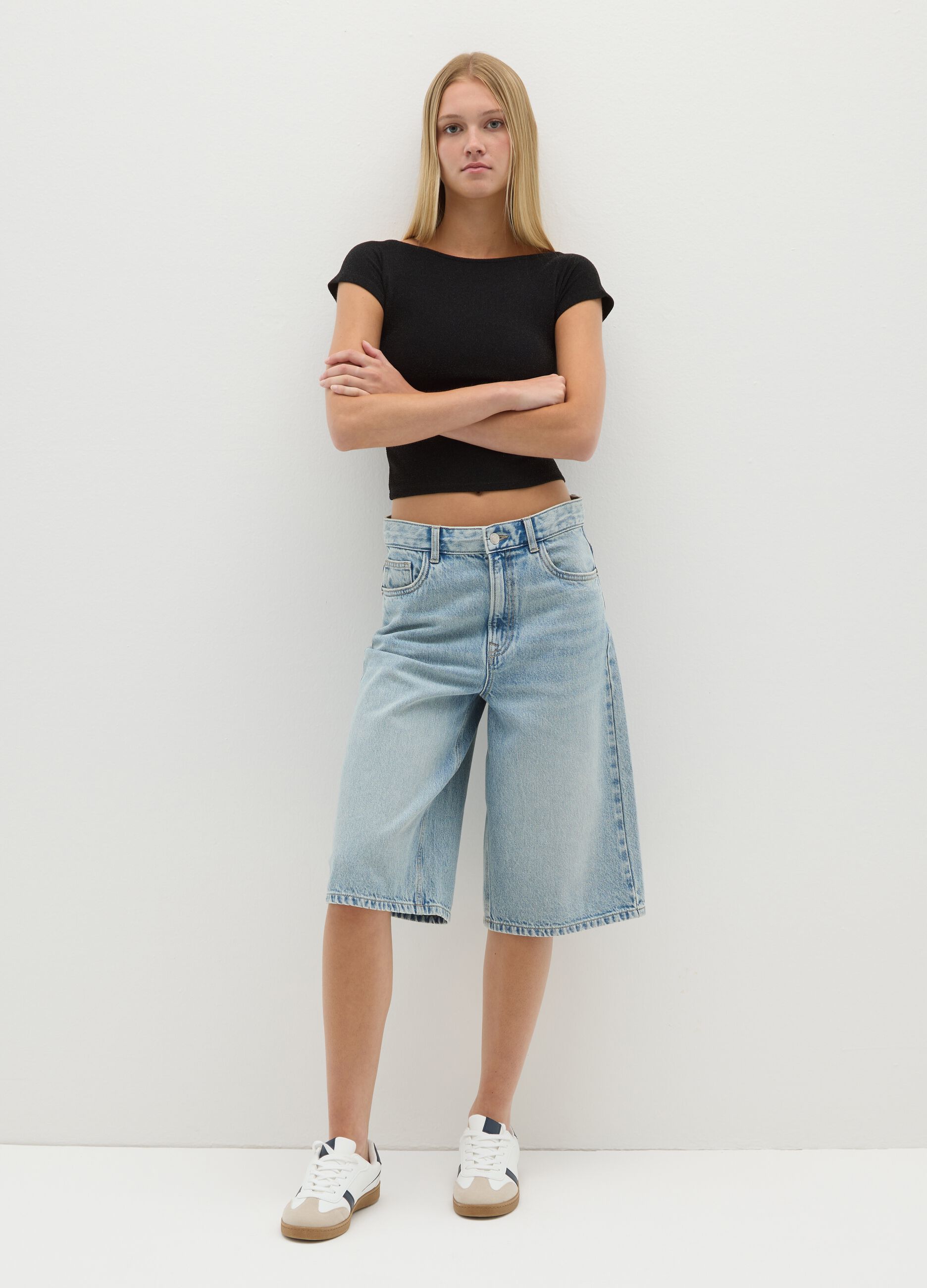 Women's black fitted top in viscose blend