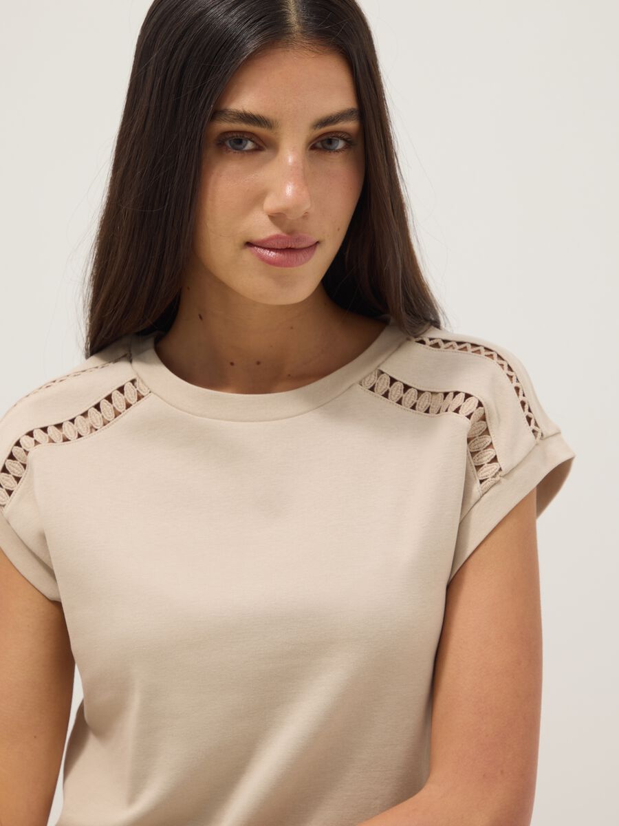T-shirt beige in puro cotone con inserti traforati regular fit_0