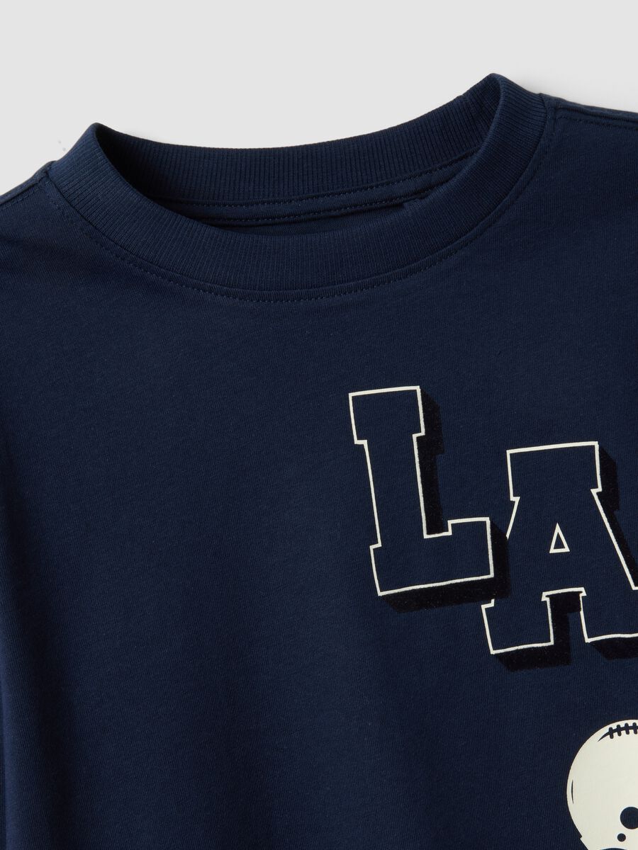 T-shirt blu in misto cotone e viscosa con stampa college per bambino_2