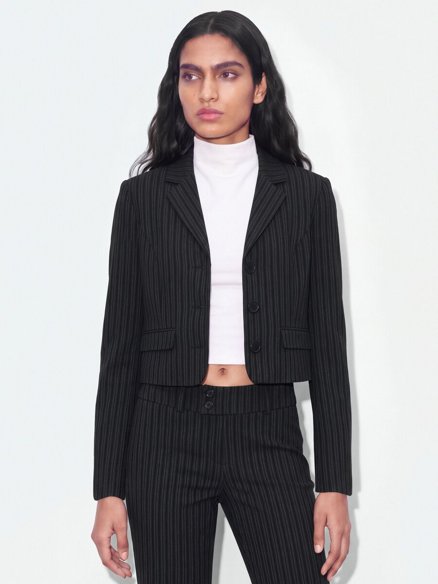 Blazer nero cropped in viscosa elasticizzata con rever classici slim fit_0