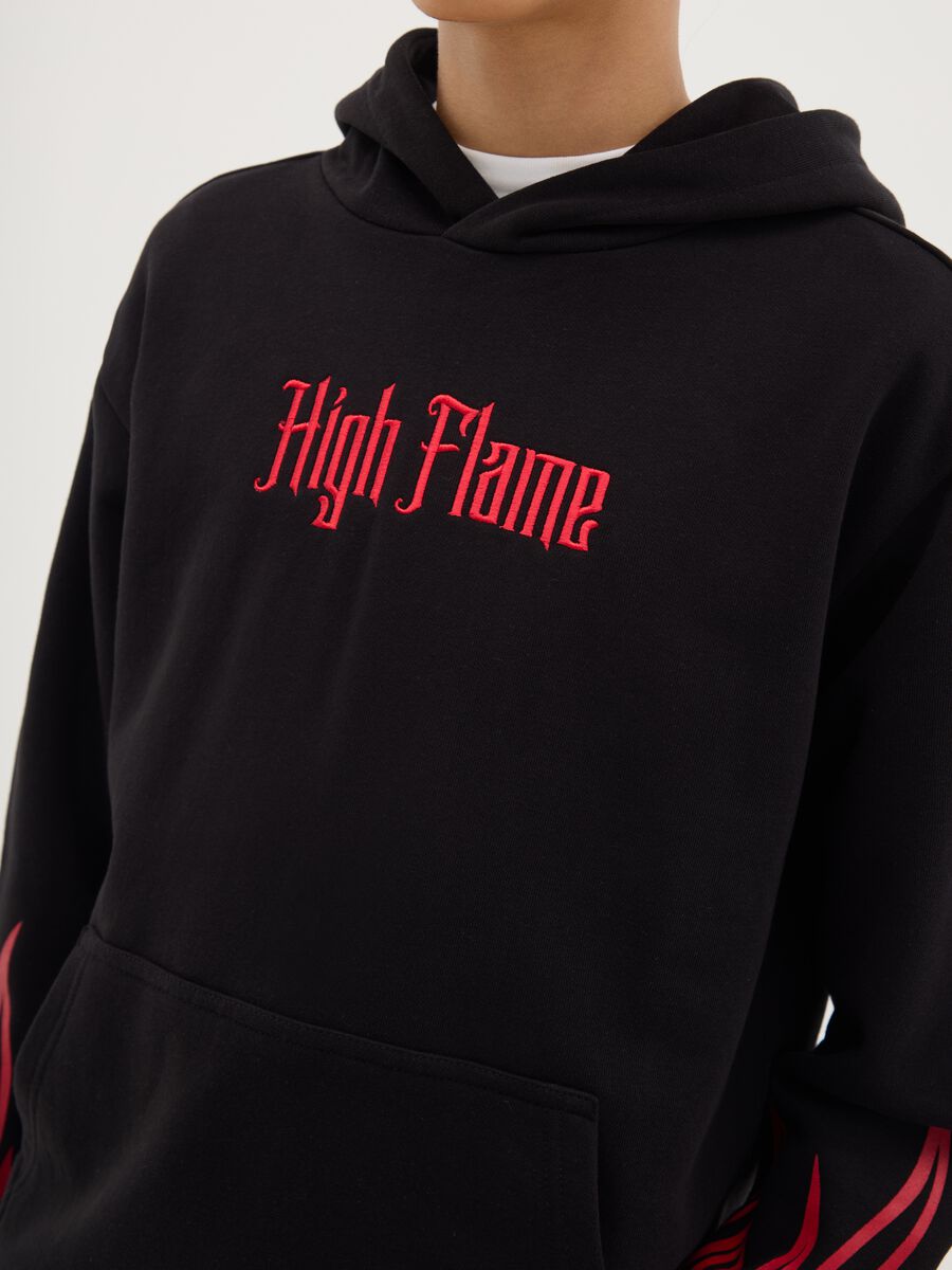 Felpa con cappuccio stampa fiamme e ricamo "High Flame" _1