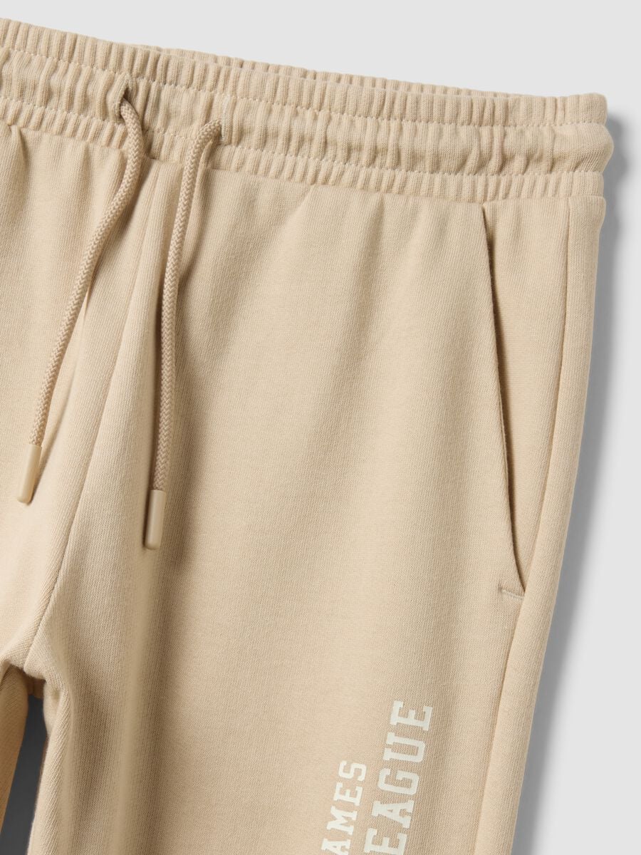 Pantaloni jogger beige in puro cotone con stampa per ragazzo_5
