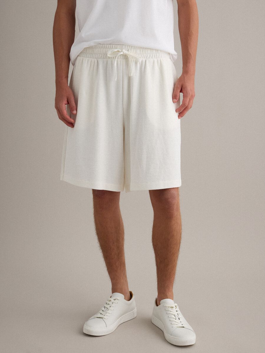 Shorts jogger bianchi in misto cotone con coulisse relaxed fit_1