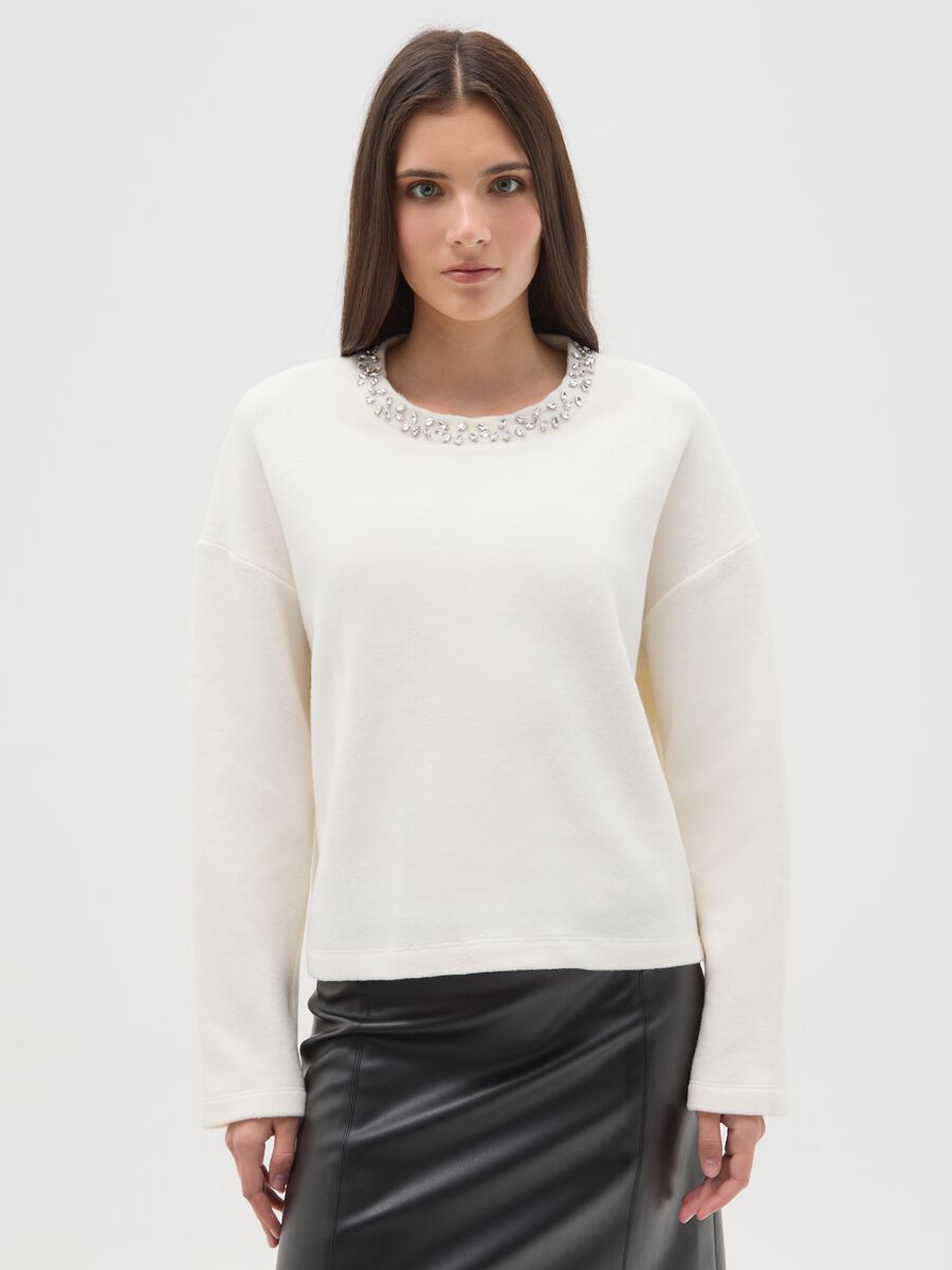 Maglia bianca in misto cotone regular fit con collo decorato_0