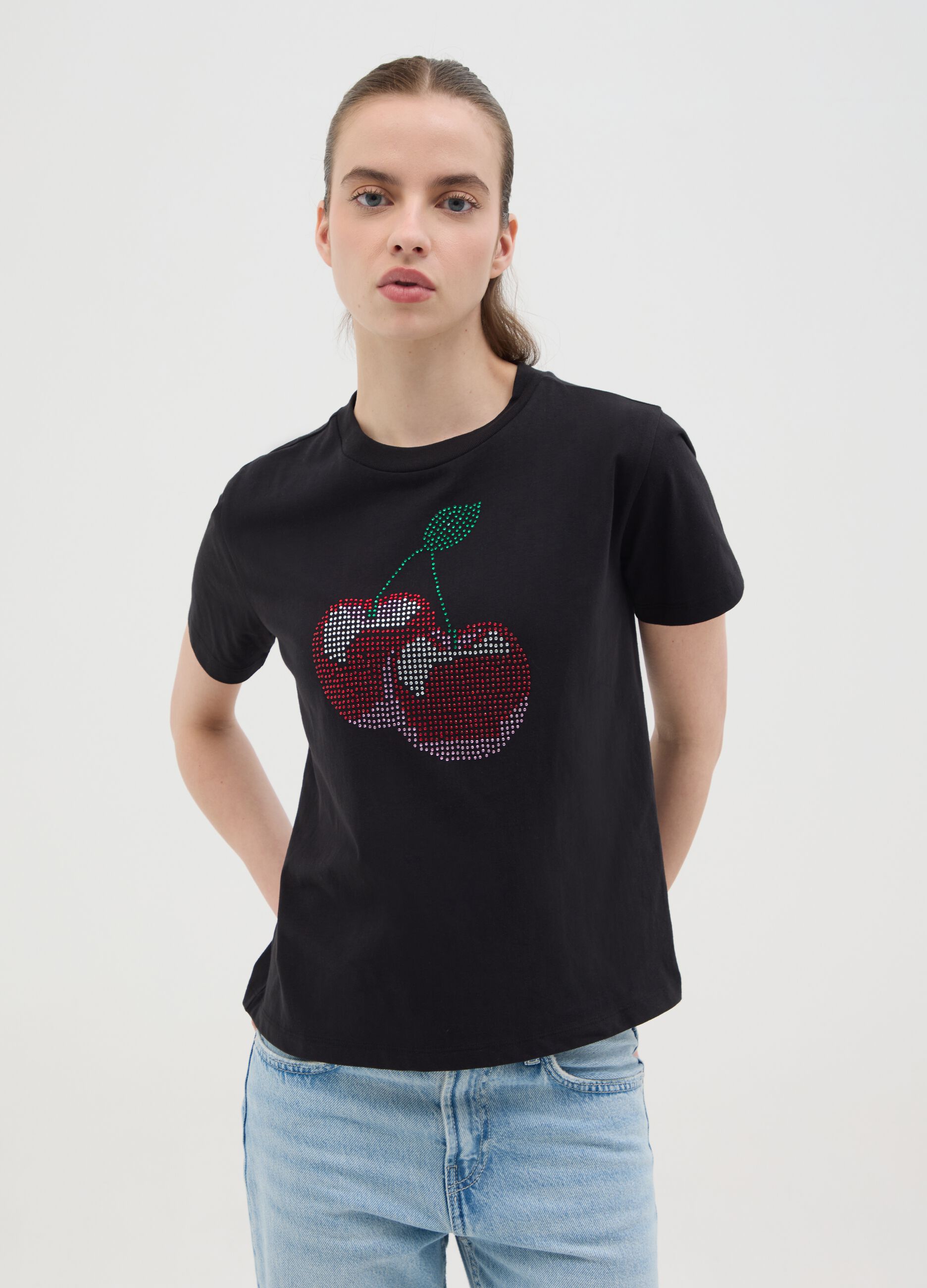 T-shirt nera in cotone con ciliegie di strass 