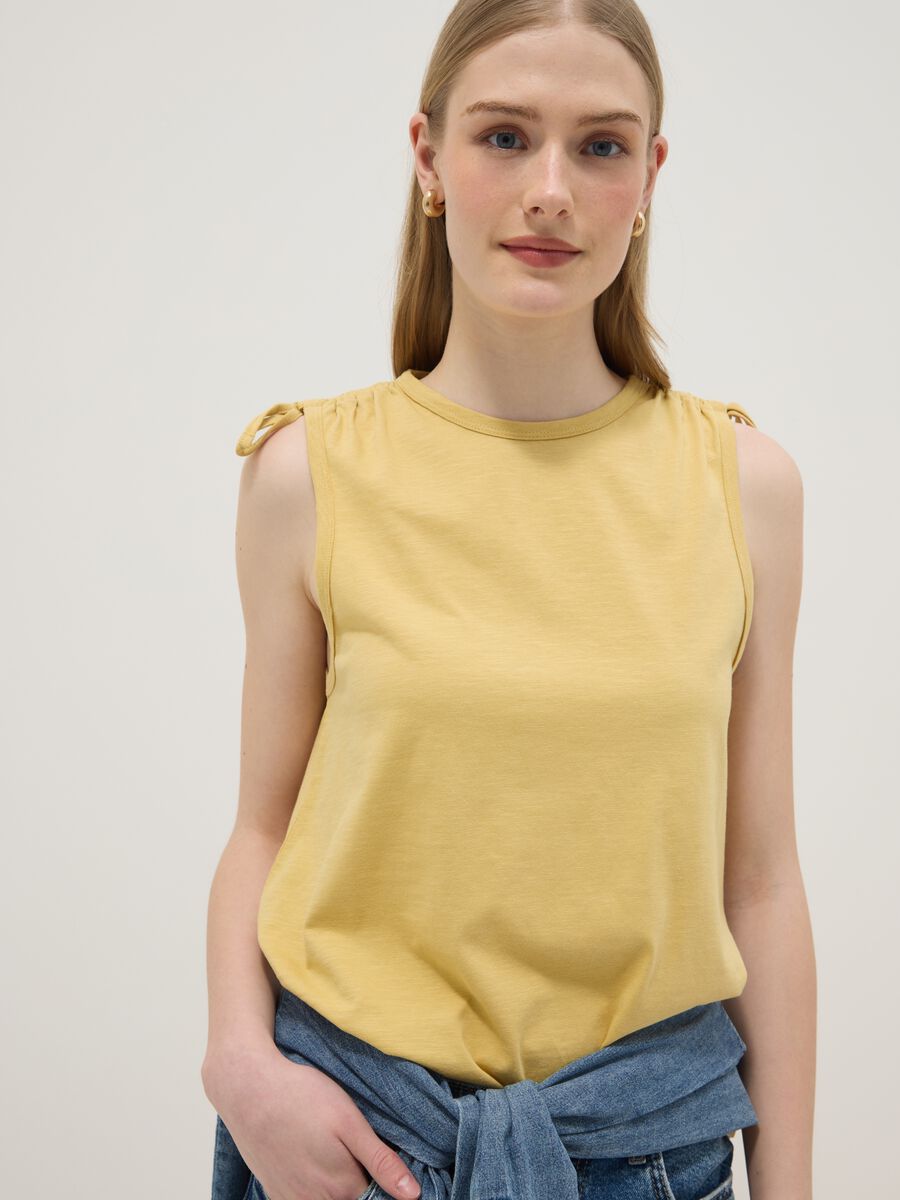 Tank top giallo in puro cotone con laccetti sulle spalle_0