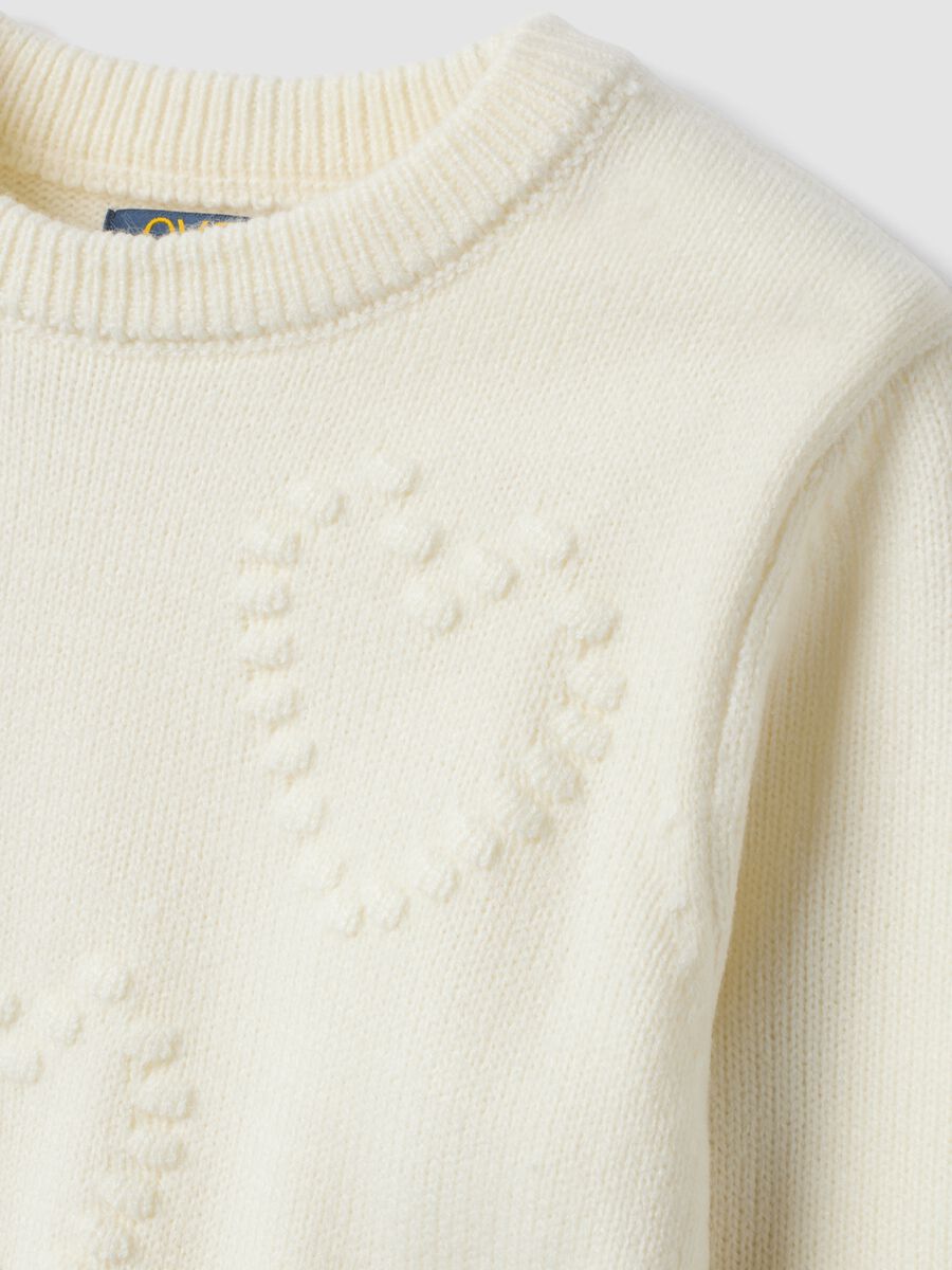 Maglione bianco girocollo con cuori in rilievo regular fit per bambina_2
