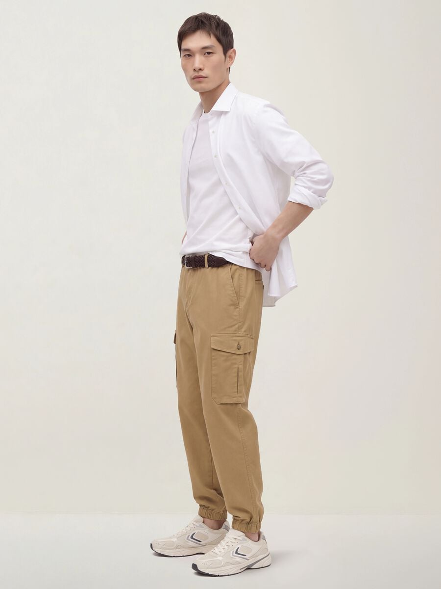 Pantaloni cargo marroni in cotone elasticizzato regular fit_3