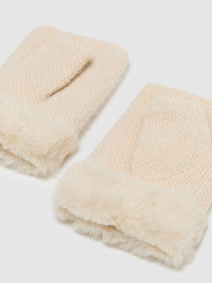 Beige gloves with embroidery_1