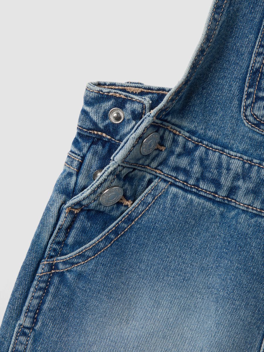 Salopette denim blu in puro cotone da bambina con bretelle colorate_3