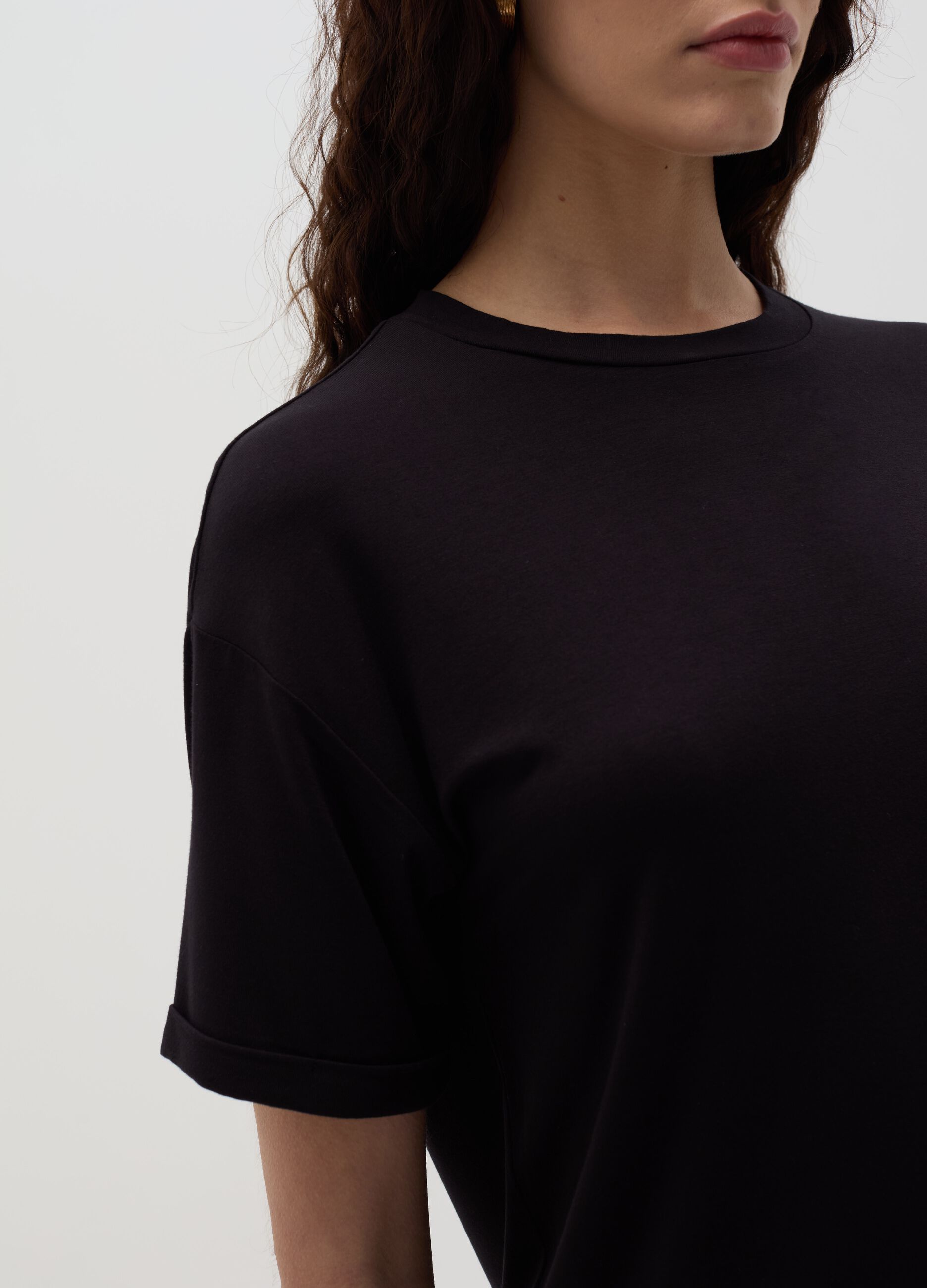 T-shirt nera con maniche a kimono