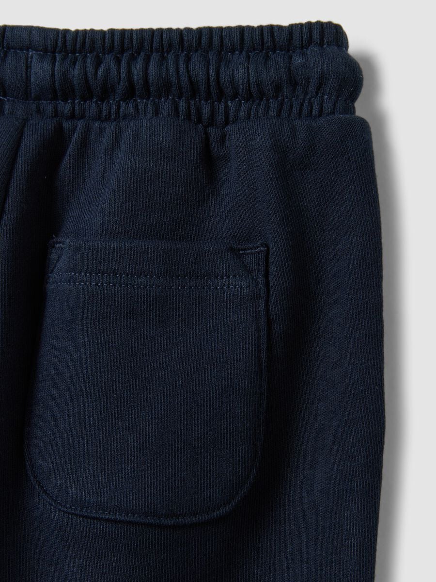 Pantaloni jogger blu in puro cotone organico con coulisse per bimbo_3