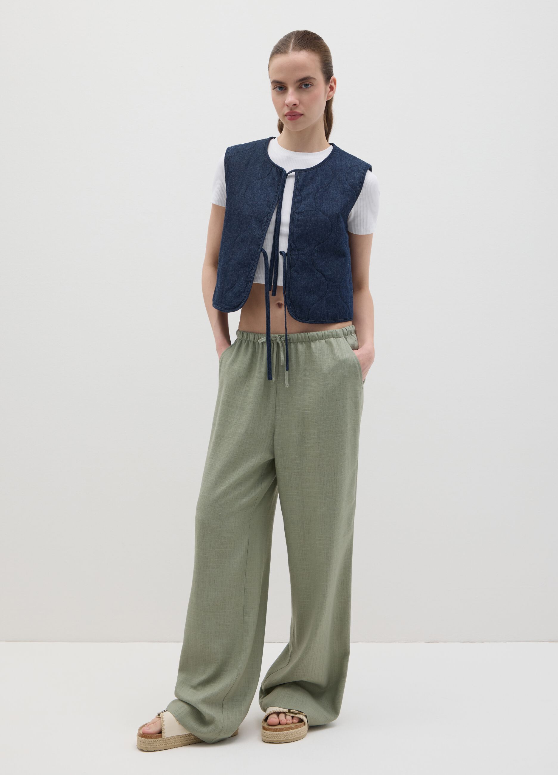 Green wide trousers made of viscose and linen