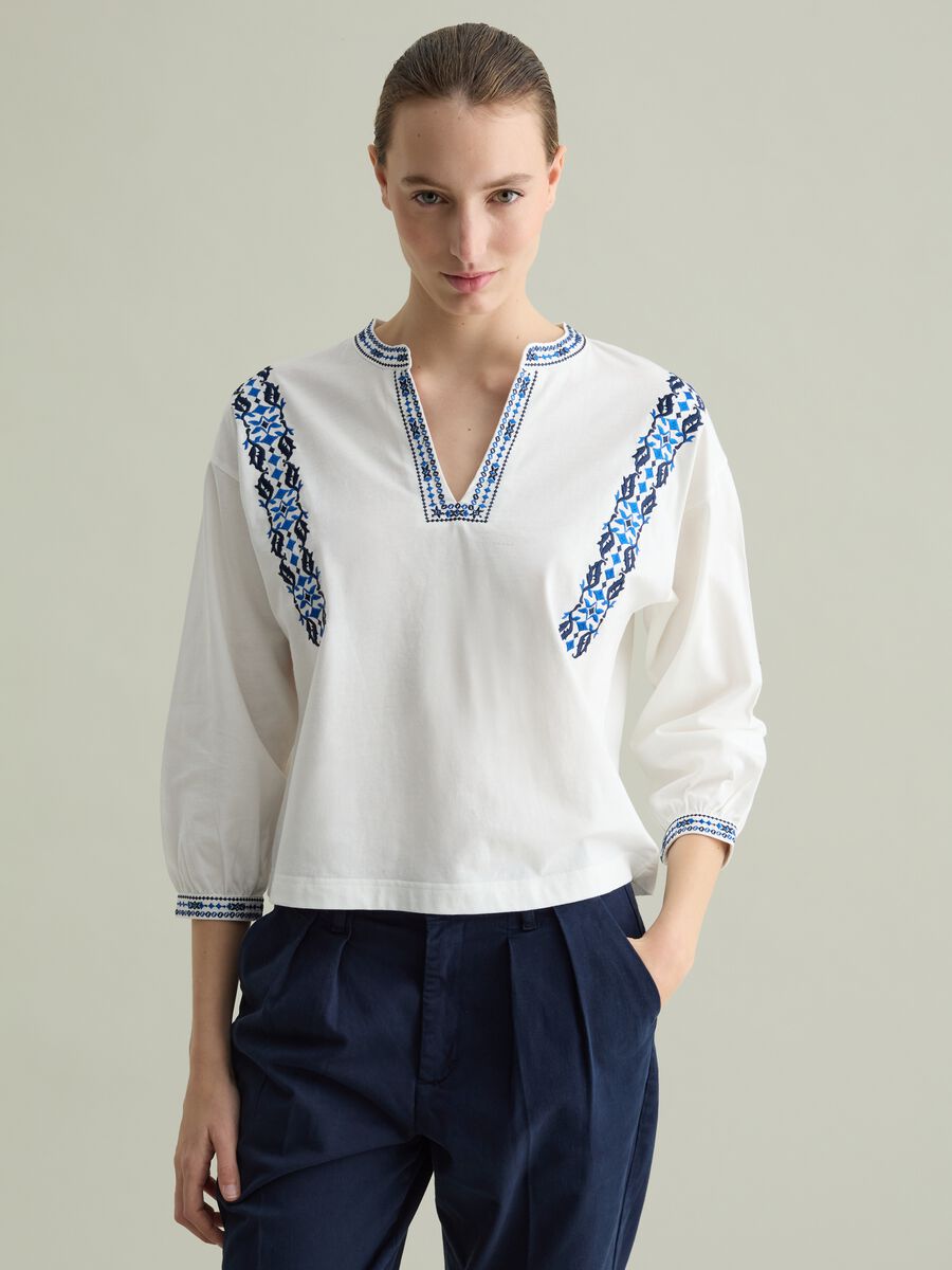 T-shirt with ethnic embroidery_0