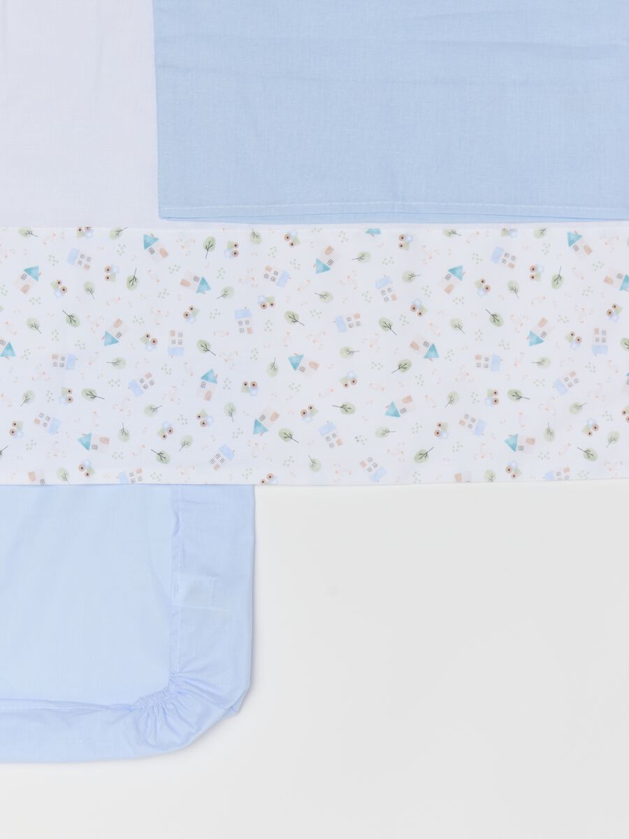 Three-piece white crib set in cotton with houses print_1
