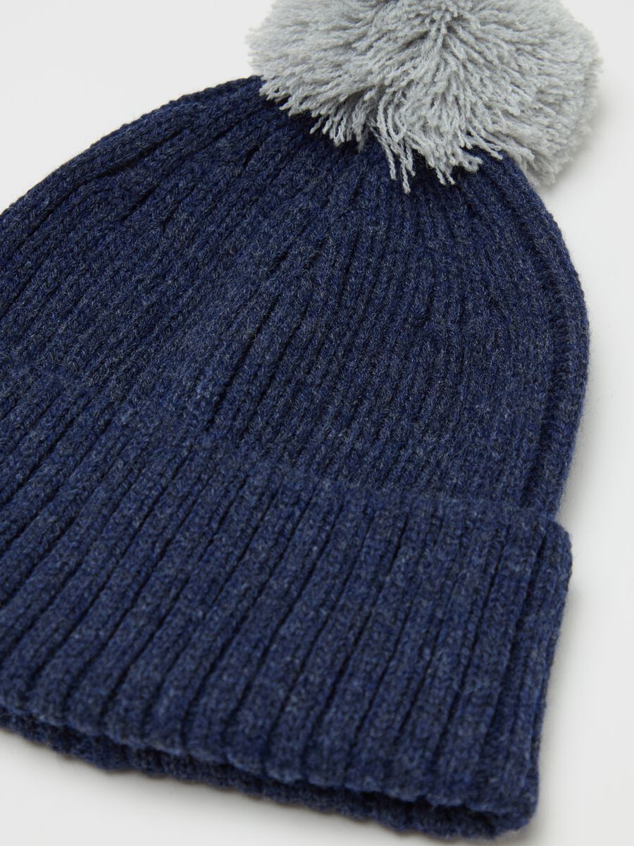 Knitted hat with pompom_1