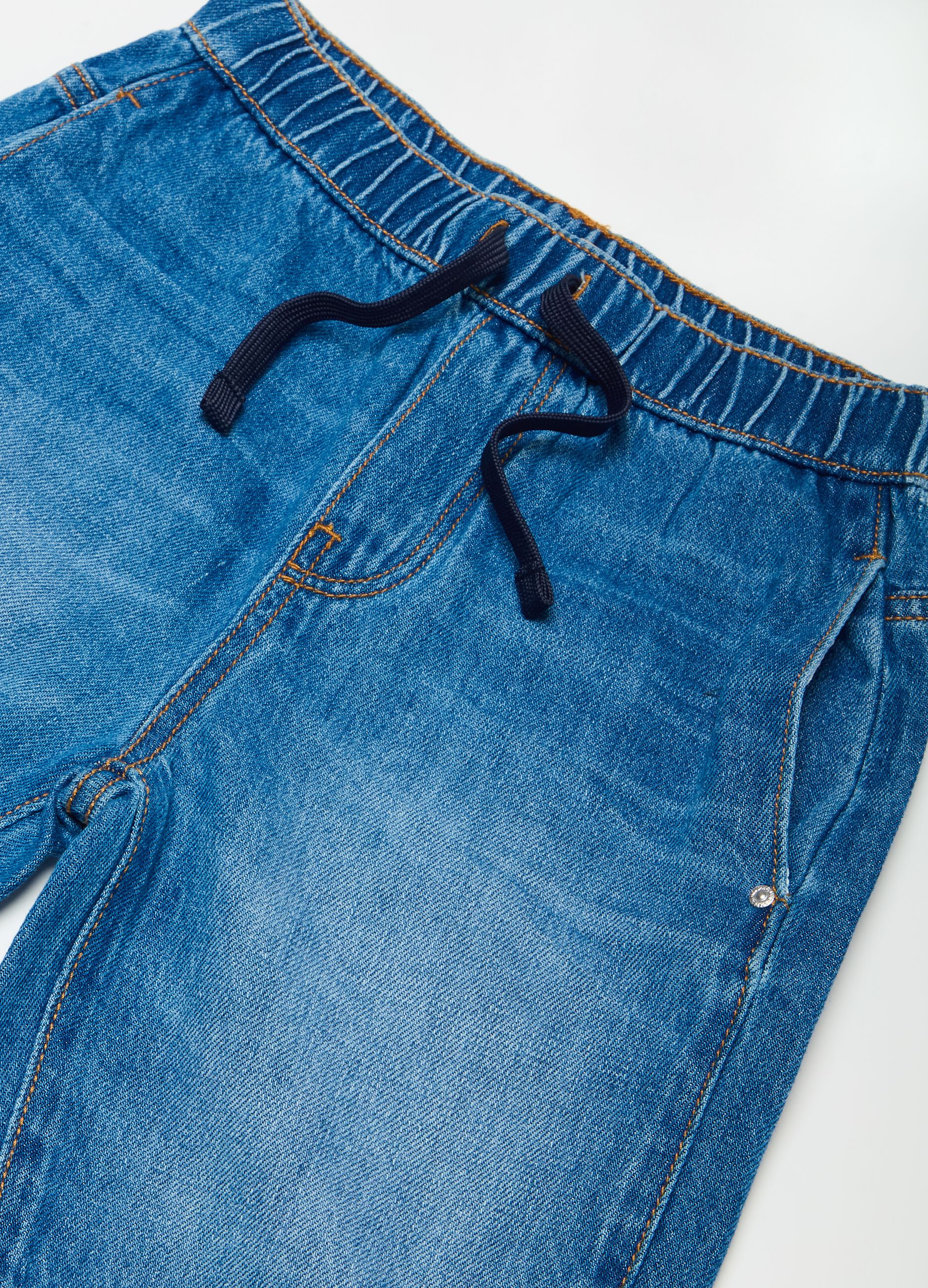 Bermuda jogger in denim con coulisse