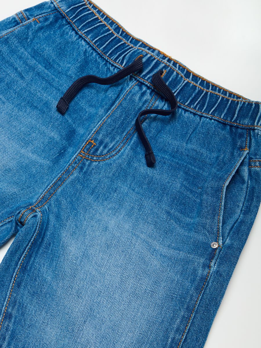 Bermuda jogger in denim con coulisse_2