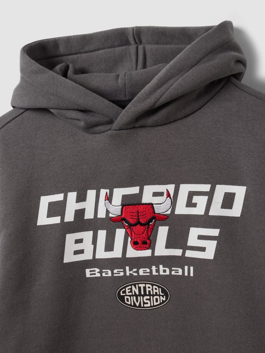 Grey cotton-blend hooded sweatshirt with Chicago Bulls print for boys_2