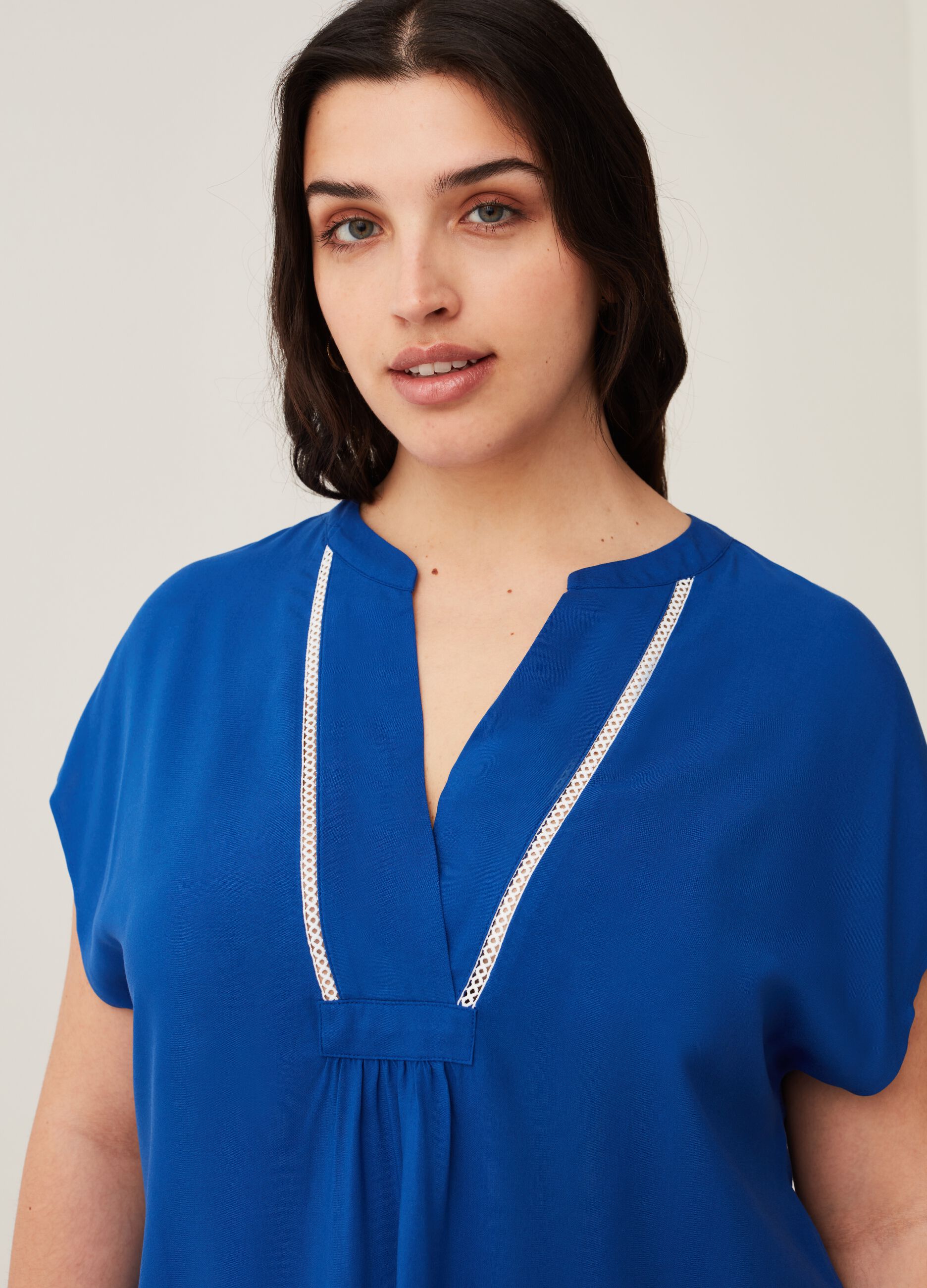 T-shirt in viscosa con scollo a V Curvy MYA_1
