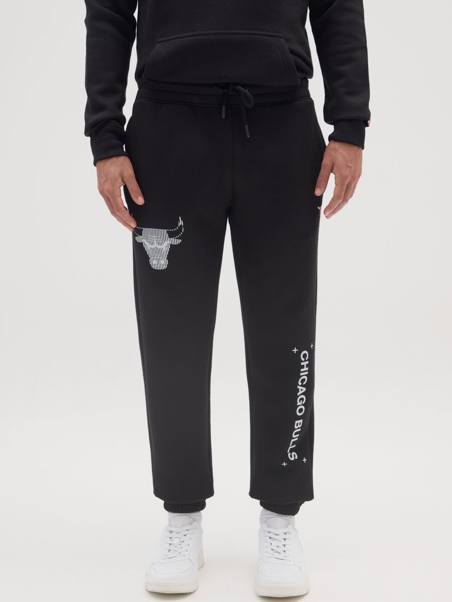 Pantaloni in misto cotone nero con logo Chicago Bulls_1