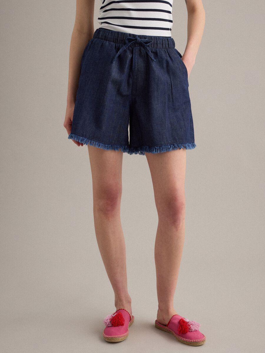 Shorts denim blu in misto cotone regular fit con bordo sfrangiato_1
