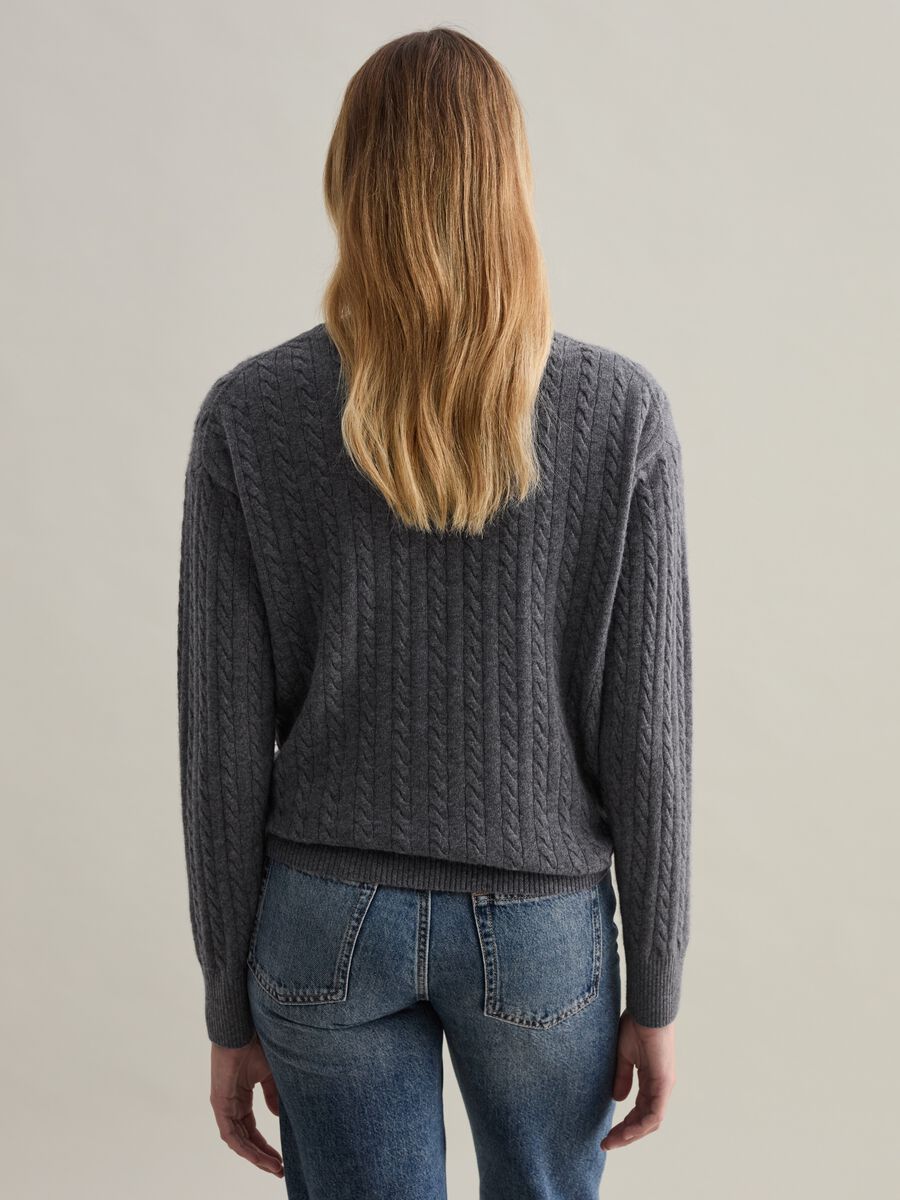 Cable-knit cashmere pullover with V neck_3