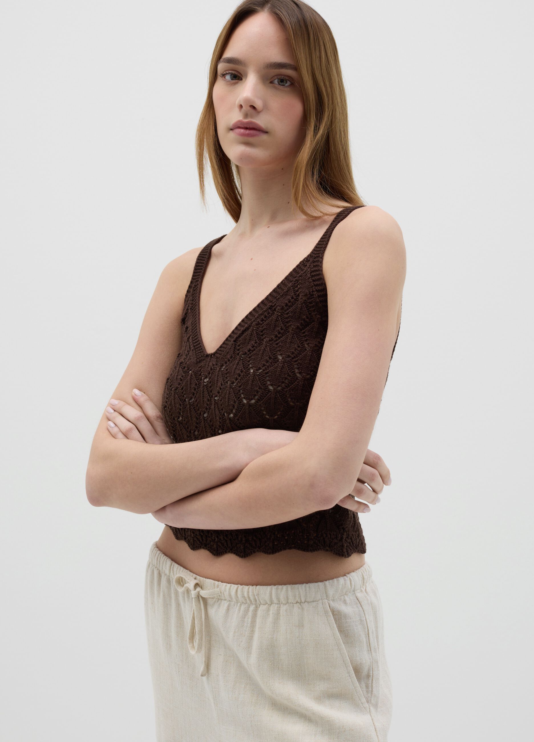 Top corto da donna in puro cotone marrone regular fit con maglia traforata