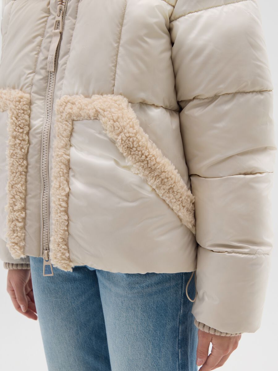 Piumino The Iconic Puffer beige chiaro con cappuccio e dettagli sherpa_3