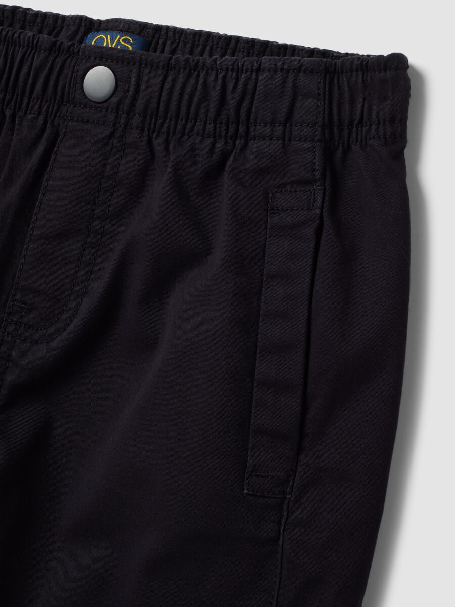 Pantaloni neri in cotone elasticizzato con fondo elasticizzato per bambino_2