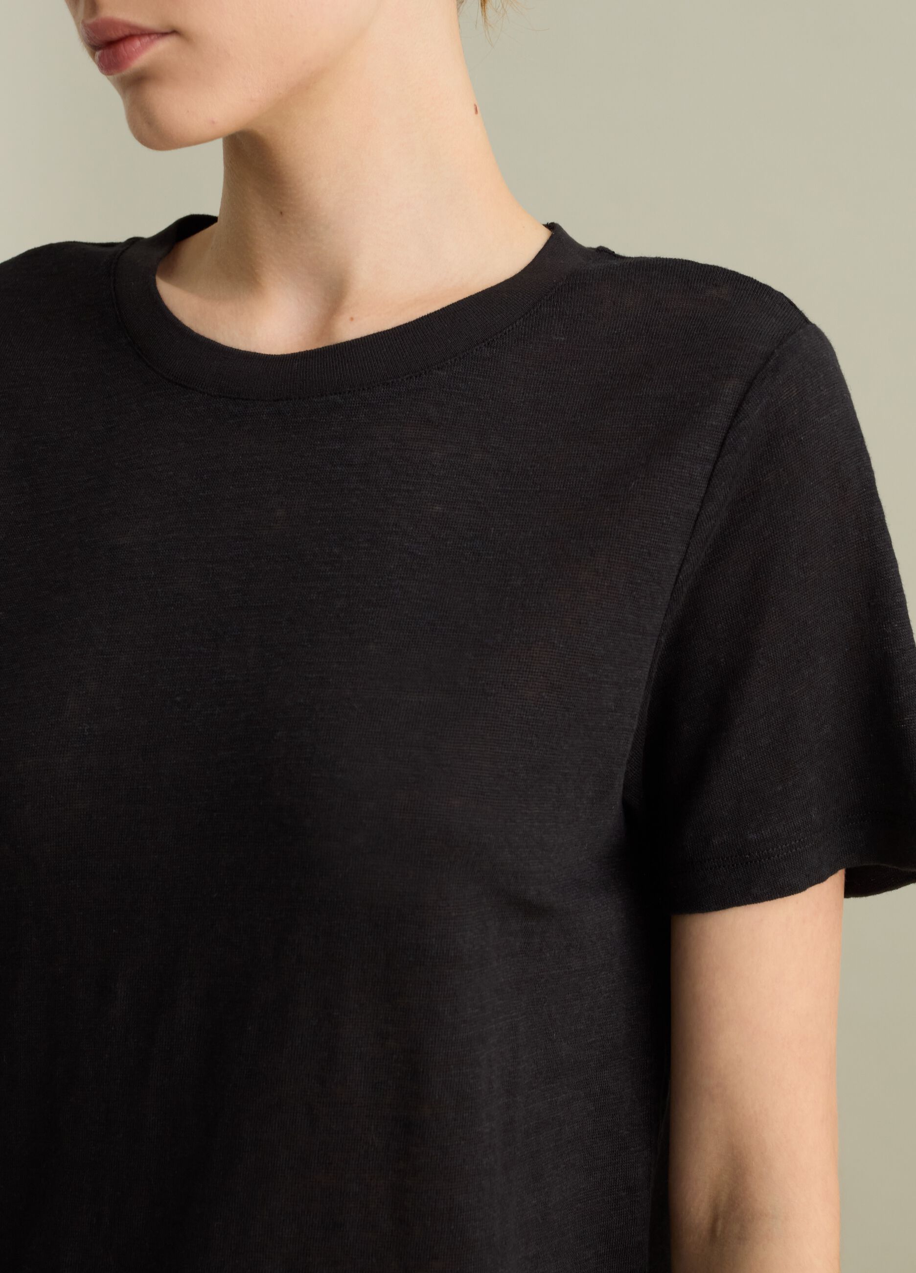 Short-sleeved T-shirt in black linen