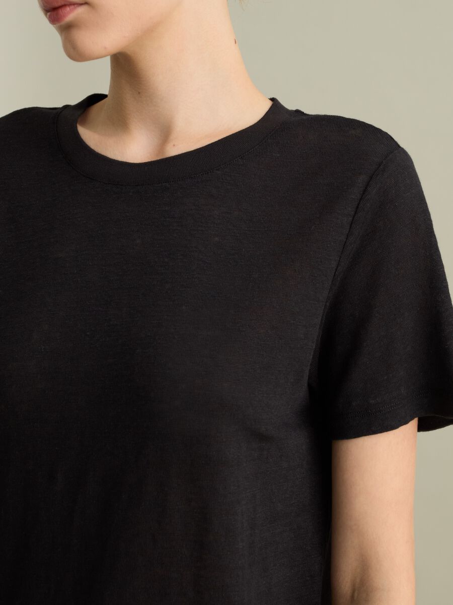Short-sleeved T-shirt in black linen_2